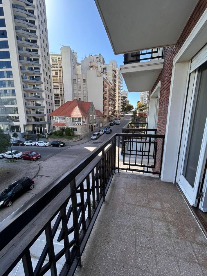 EXCELENTE DEPARTAMENTO DE 3 AMBIENTES CON DEPENDENCIA DE SERVICIO Y COCHERA- ZONA TORREON- VISTA PLENA AL  MAR