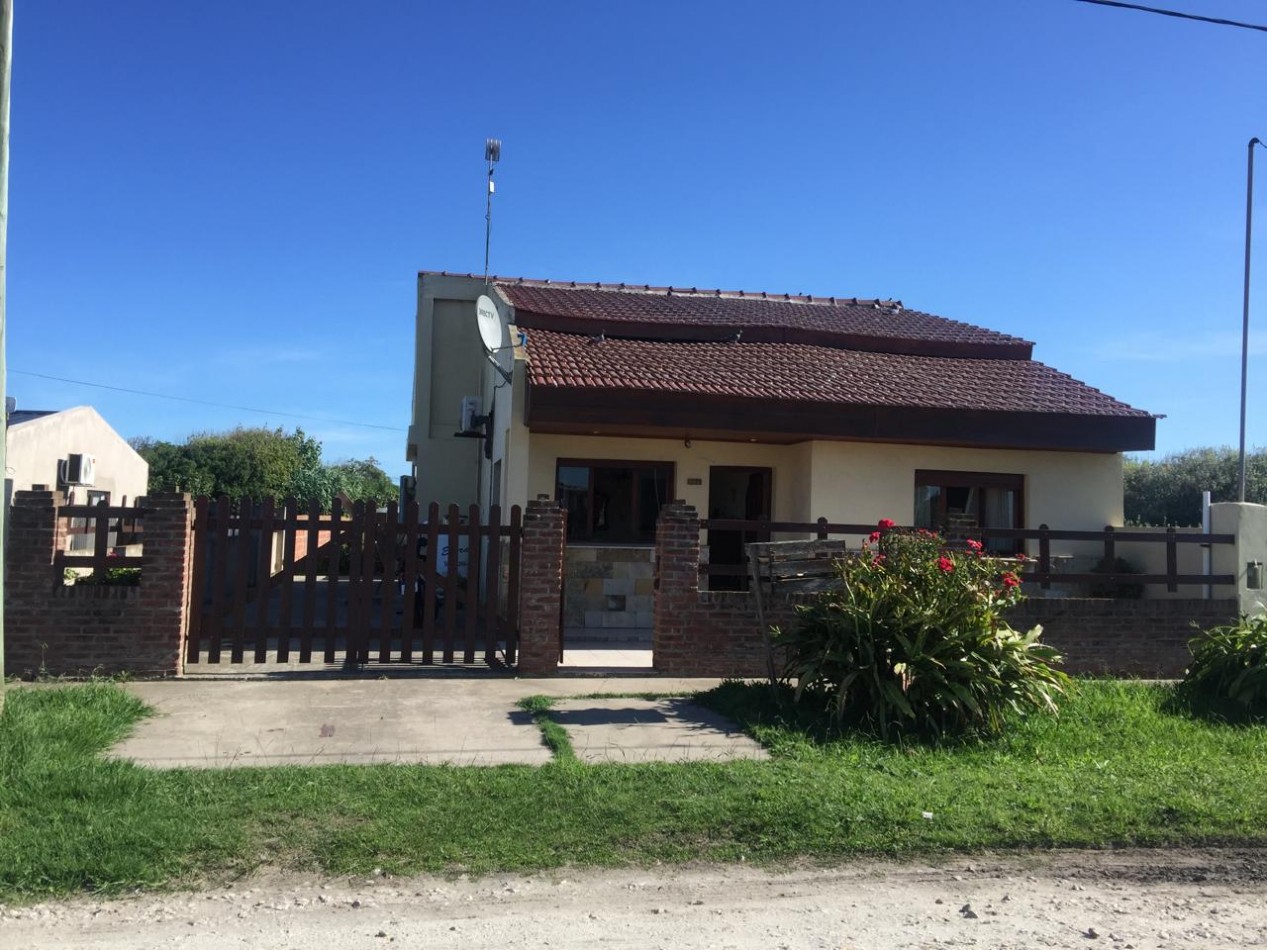 EXCELENTE CHALET A LA VENTA 3 AMBIENTES- MAS UN QUINCHO DE 60 METROS- FRUTALES- ESCUCHA OFERTA!!! PERMUTA POR MENOR VALOR