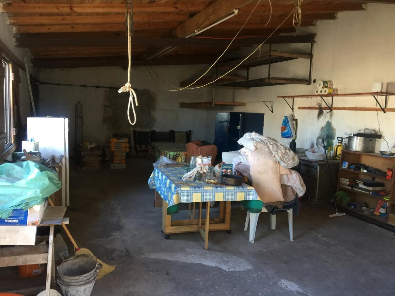 EXCELENTE CHALET A LA VENTA 3 AMBIENTES- MAS UN QUINCHO DE 60 METROS- FRUTALES- ESCUCHA OFERTA!!! PERMUTA POR MENOR VALOR