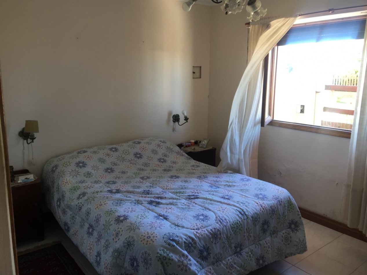 EXCELENTE CHALET A LA VENTA 3 AMBIENTES- MAS UN QUINCHO DE 60 METROS- FRUTALES- ESCUCHA OFERTA!!! PERMUTA POR MENOR VALOR