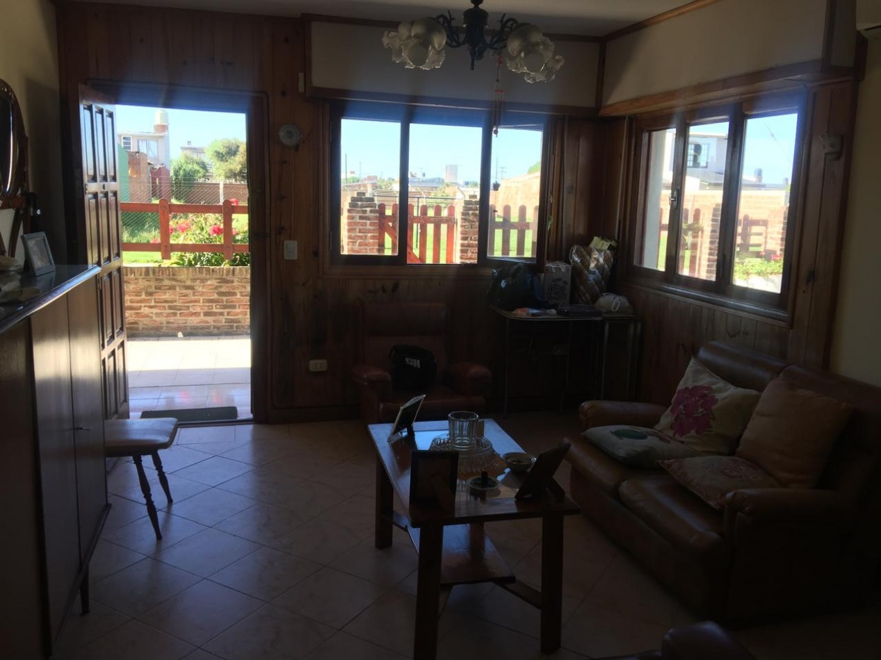 EXCELENTE CHALET A LA VENTA 3 AMBIENTES- MAS UN QUINCHO DE 60 METROS- FRUTALES- ESCUCHA OFERTA!!! PERMUTA POR MENOR VALOR