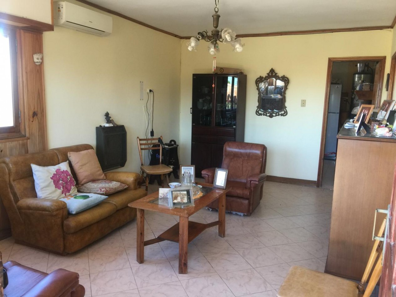 EXCELENTE CHALET A LA VENTA 3 AMBIENTES- MAS UN QUINCHO DE 60 METROS- FRUTALES- ESCUCHA OFERTA!!! PERMUTA POR MENOR VALOR