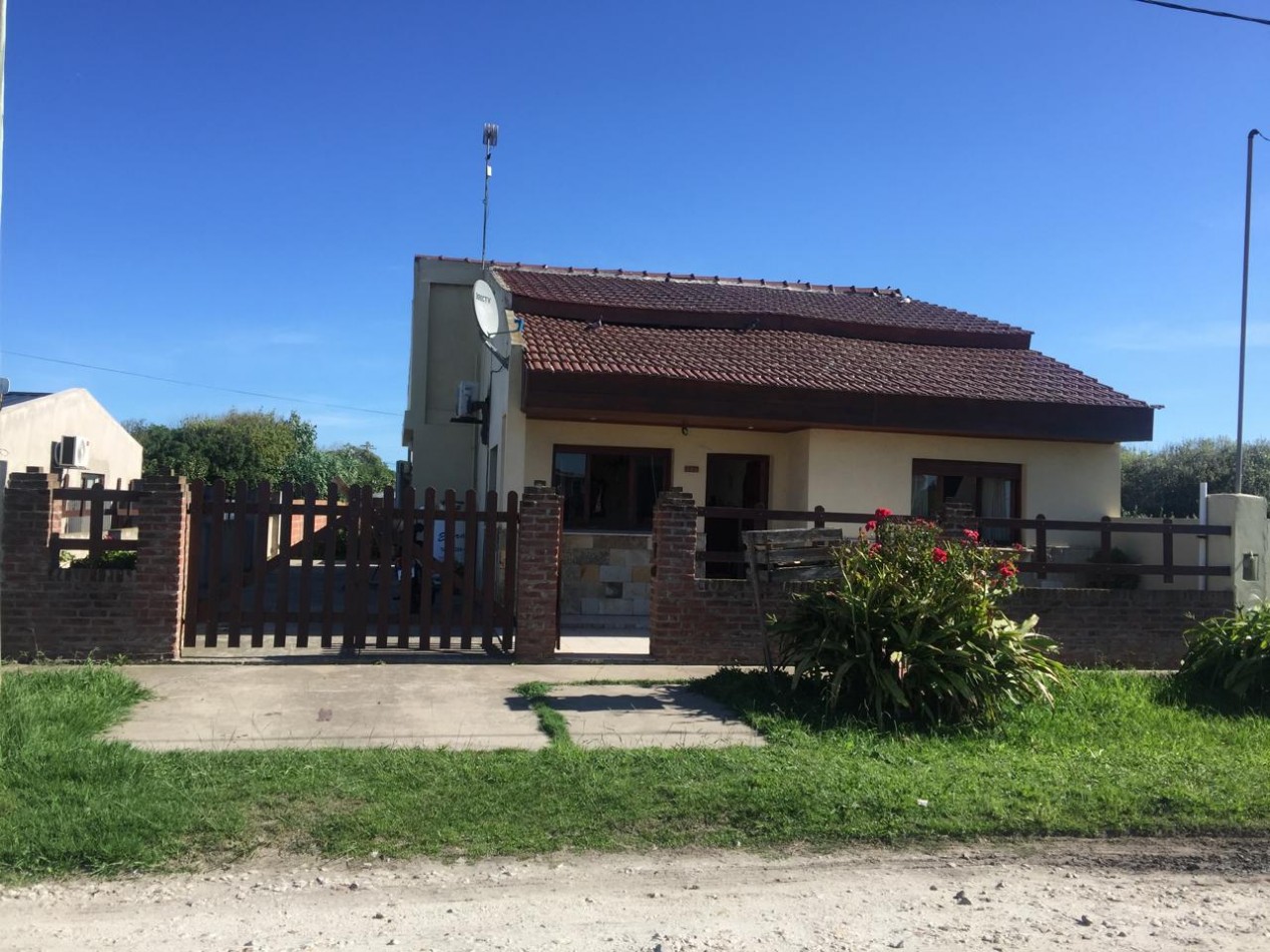 EXCELENTE CHALET A LA VENTA 3 AMBIENTES- MAS UN QUINCHO DE 60 METROS- FRUTALES- ESCUCHA OFERTA!!! PERMUTA POR MENOR VALOR