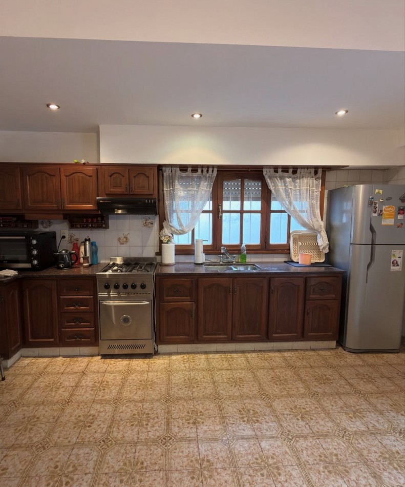 VENTA CHALET DE 5 AMBIENTES EN 9 DE JULIO Y TOMAS GUIDO 