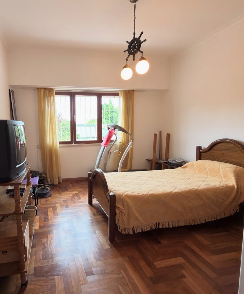 VENTA CHALET DE 5 AMBIENTES EN 9 DE JULIO Y TOMAS GUIDO 