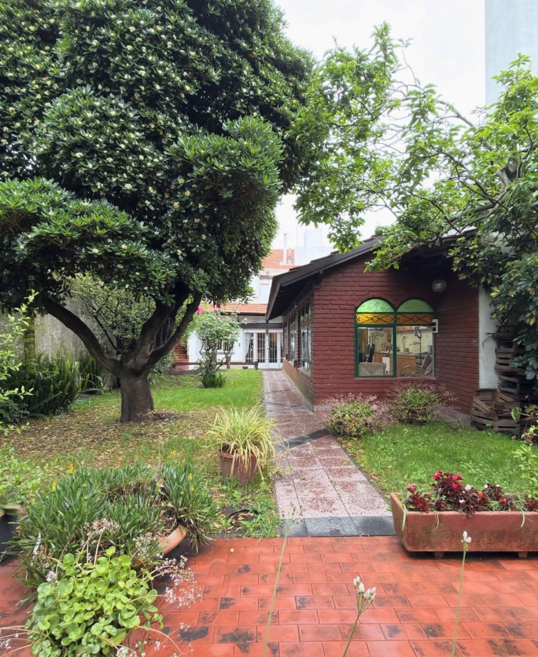 VENTA CHALET DE 5 AMBIENTES EN 9 DE JULIO Y TOMAS GUIDO 