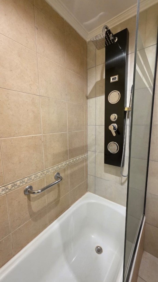 VENDO EXCELENTE 3 AMBIENTES. PLAZA MITRE- CON COCHERA