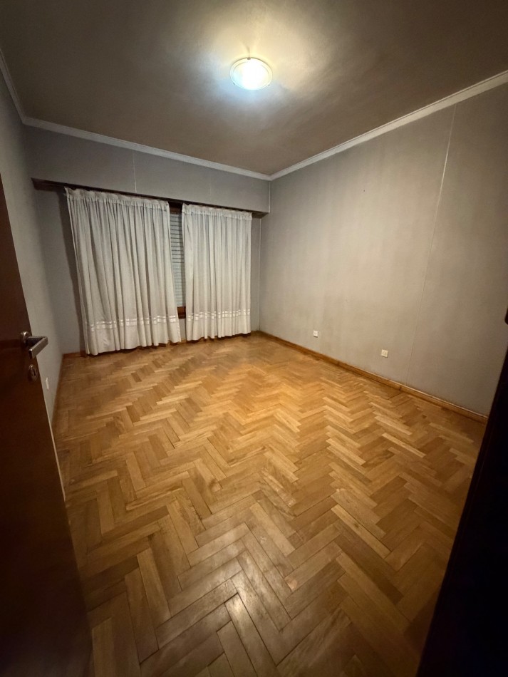 VENTA CASA DE 3 AMBIENTES EN NAPOLES AL 6600