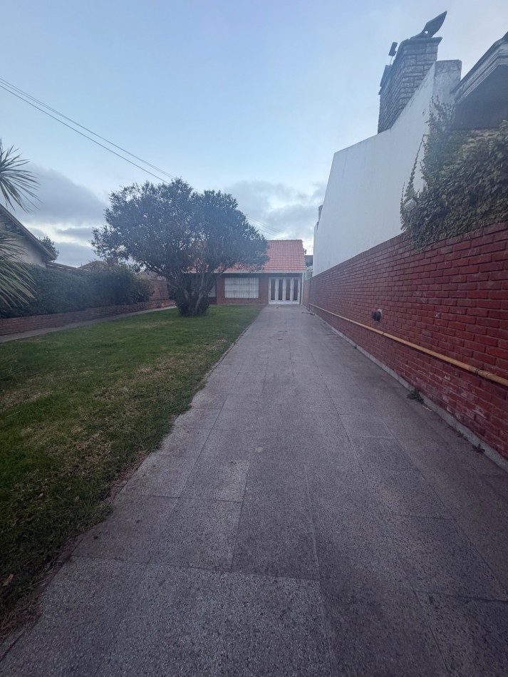 VENTA CASA DE 3 AMBIENTES EN NAPOLES AL 6600
