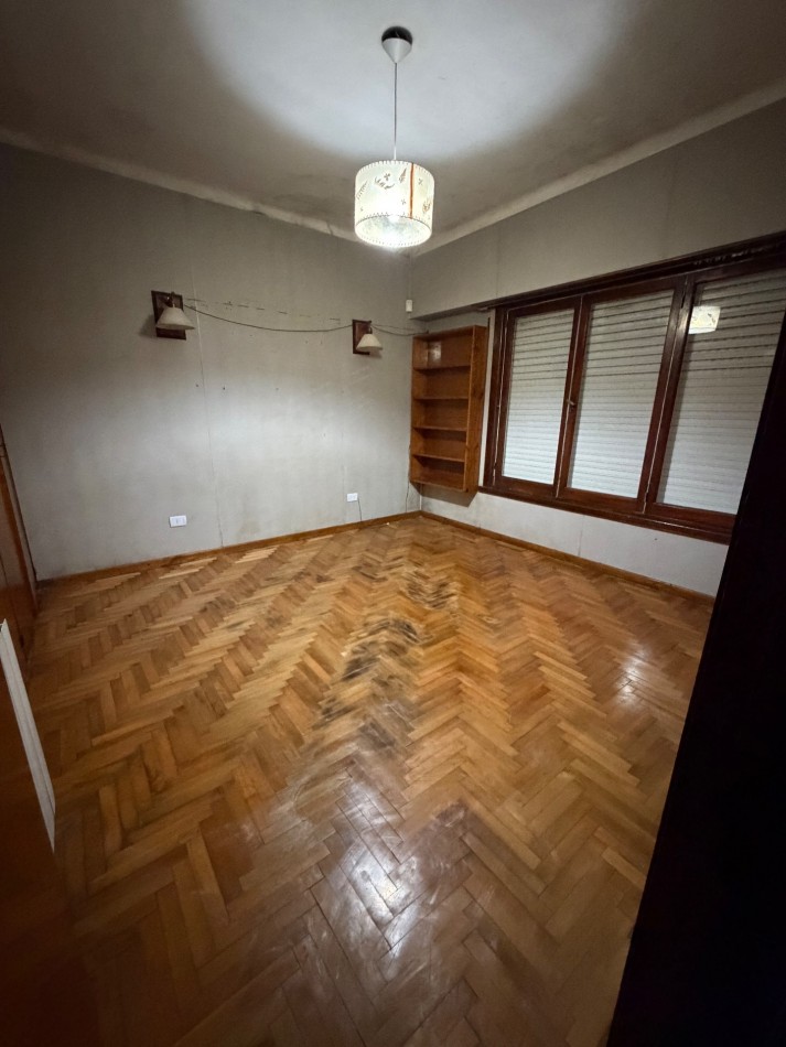 VENTA CASA DE 3 AMBIENTES EN NAPOLES AL 6600