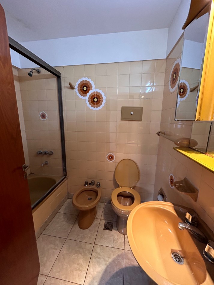 Venta departamento de 2 ambientes con cochera en La Rioja y Balcarce  