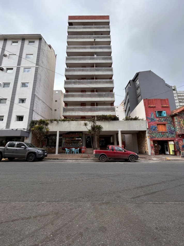 Venta departamento de 2 ambientes con cochera en La Rioja y Balcarce  