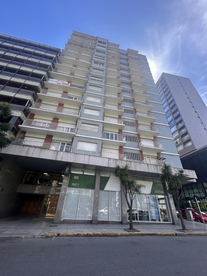 VENTA DEPARTAMENTO DE 3 AMBIENTES A LA CALLE - DIAGONAL ALBERDI Y SANTIAGO DEL ESTERO- CON COCHERA MUY COMODA- 