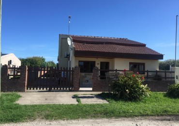 EXCELENTE CHALET A LA VENTA 3 AMBIENTES- MAS UN QUINCHO DE 60 METROS- FRUTALES- ESCUCHA OFERTA!!! PERMUTA POR MENOR VALOR